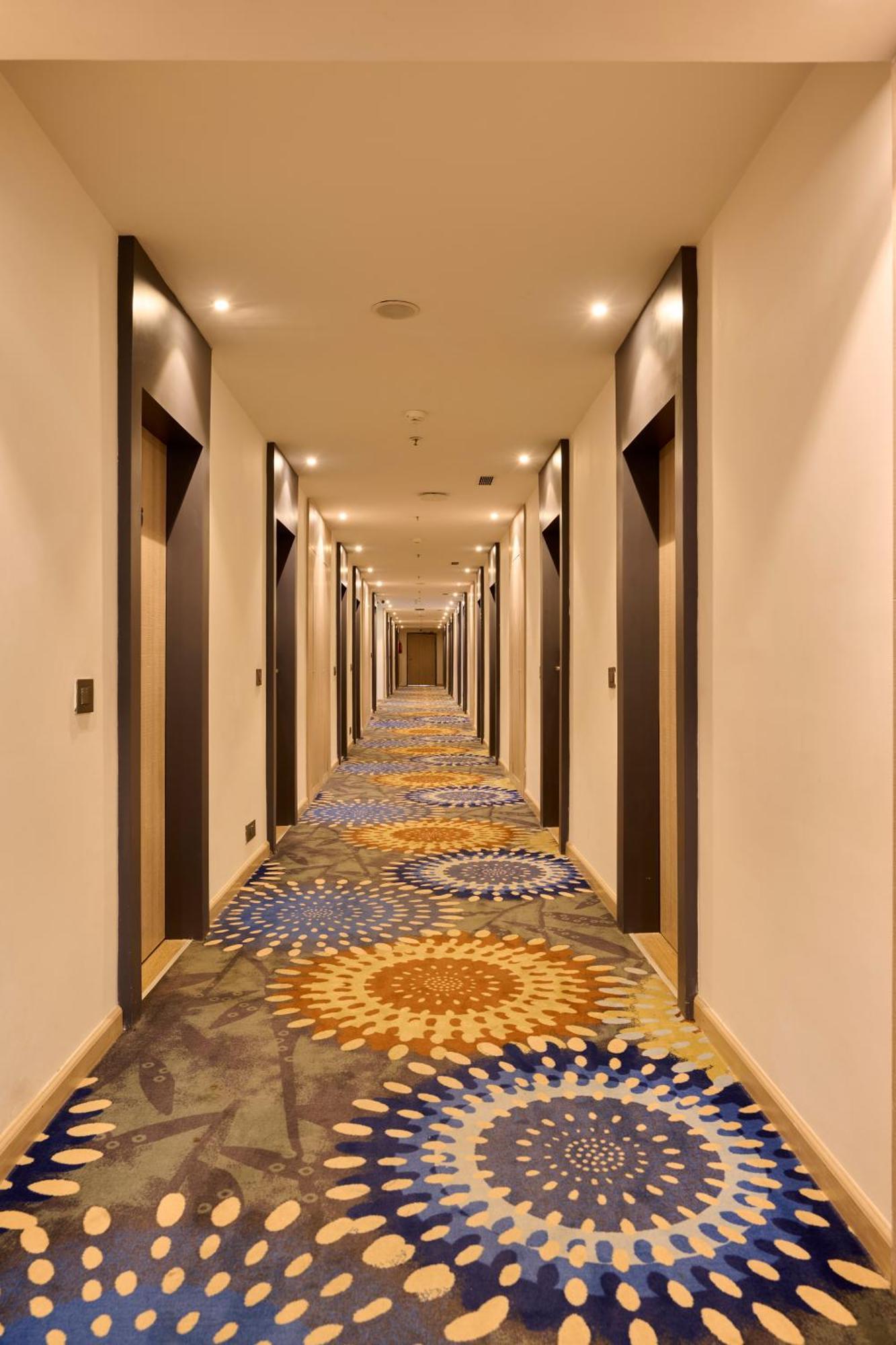 Delite Sarovar Portico Faridabad Exterior photo