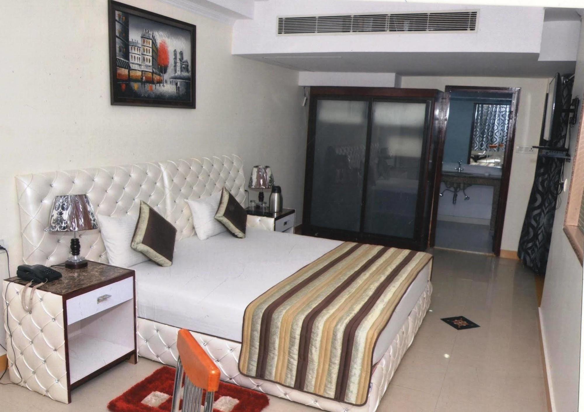 Delite Sarovar Portico Faridabad Exterior photo