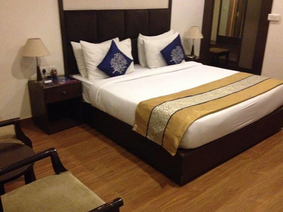 Delite Sarovar Portico Faridabad Exterior photo